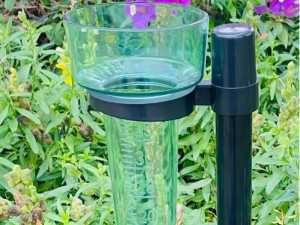 Lietus mērītājs ar plastmasas kātu
