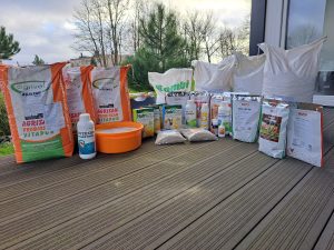 Papildinājumi vistām un citiem saimniecības dzīvniekiem: kāpēc tie ir nepieciešami un kā tos izvēlēties?