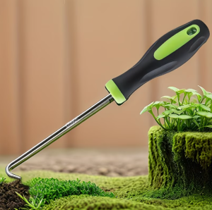 Daudzfunkcionāls instruments ar āķi – dārza mietiņu izvilcējs, ravētājs un citiem darbiem.