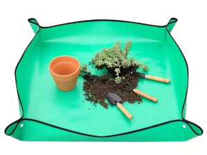 Dārza darbu paklājs augu pārstādīšanai, apgriešanai, laistīšanai u.c.